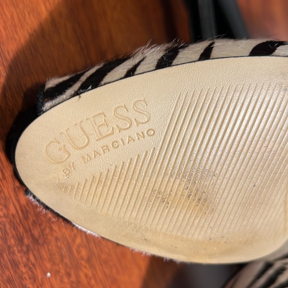 Guess black & white open toed pony hair dyed,4’ pumps - Picture 7 of 10